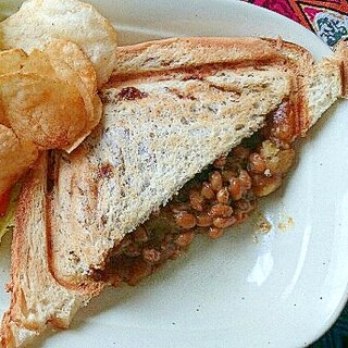 まろやかカレー納豆のホットサンド